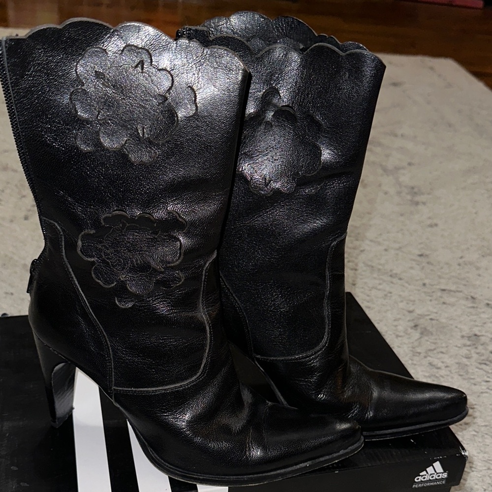 Michelle K Women's Black Heeled Boots w/floral design and zip up back. Sz 37 (7)
